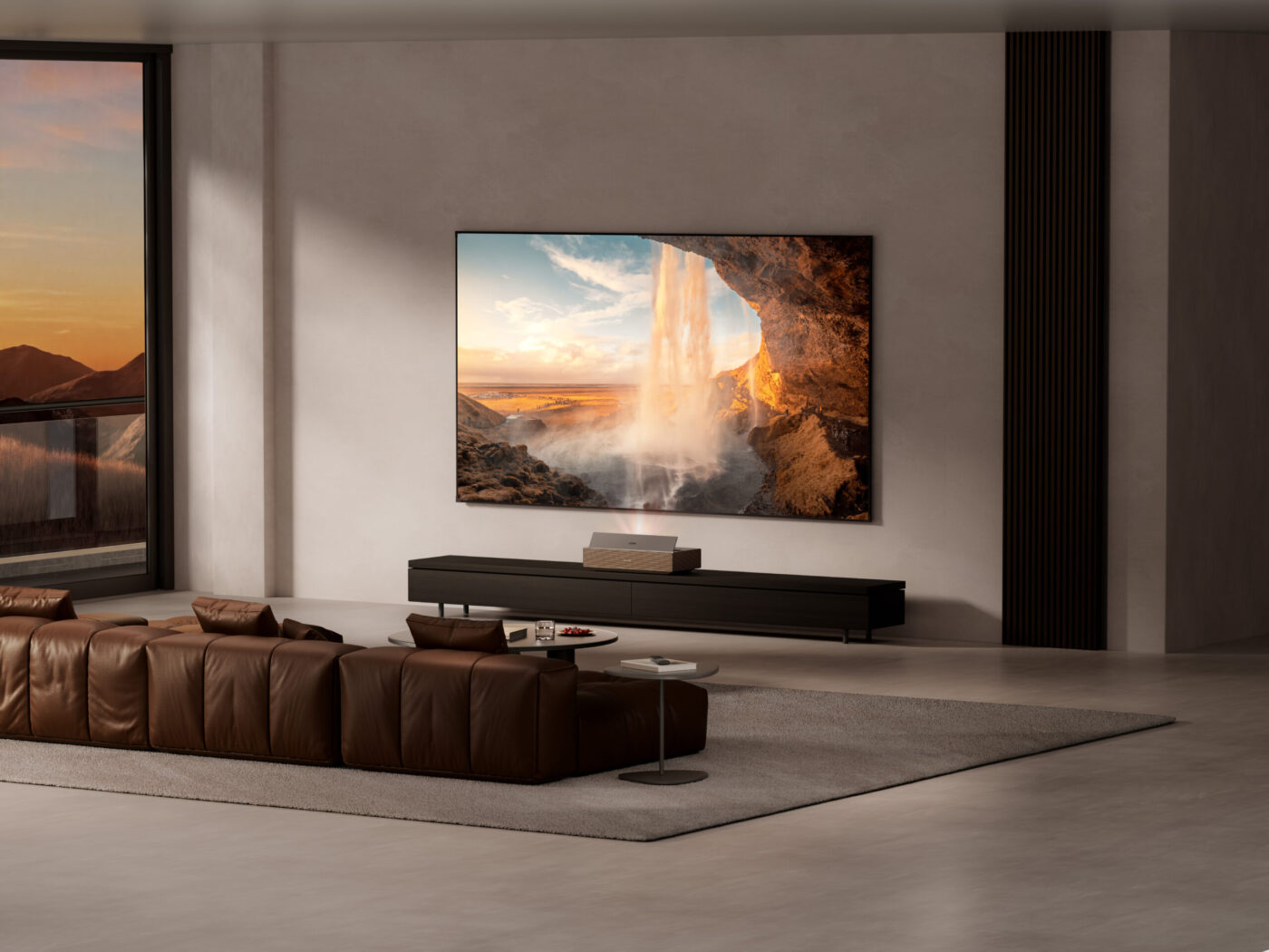Xgimi Aura 3 Ultrakurzdistanzprojektor auf TV-Board projiziert 120-Zoll-4K-Bild in minimalistischem Wohnzimmer