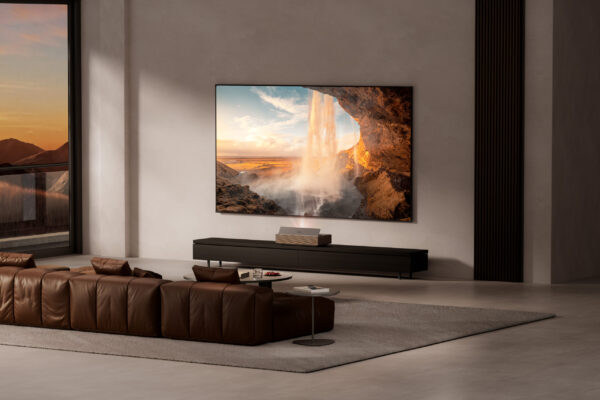 Xgimi Aura 3 Ultrakurzdistanzprojektor auf TV-Board projiziert 120-Zoll-4K-Bild in minimalistischem Wohnzimmer