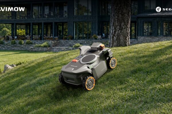 Segway Navimow H5 Pro Mähroboter mit Allradantrieb auf abschüssigem Rasen vor Landhaus