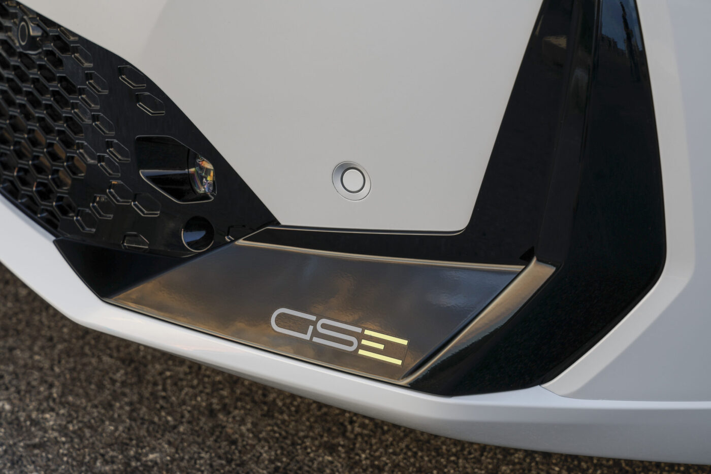 Frontschürze des Opel Corsa GSe mit beleuchtetem GSe-Schriftzug auf schwarzem Splitter