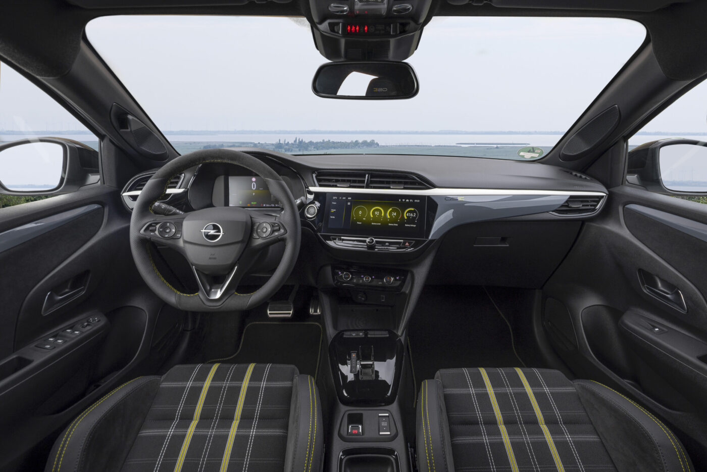 Cockpit des Opel Corsa GSE mit Sportlenkrad, kariertem Gestühl und gelbem Infotainment-Display