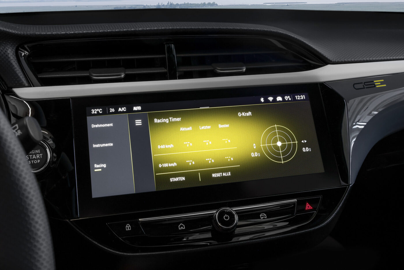 Opel Corsa GSE Infotainment-Screen mit Racing-Timer und G-Kraft-Anzeige im gelben GSE-Design