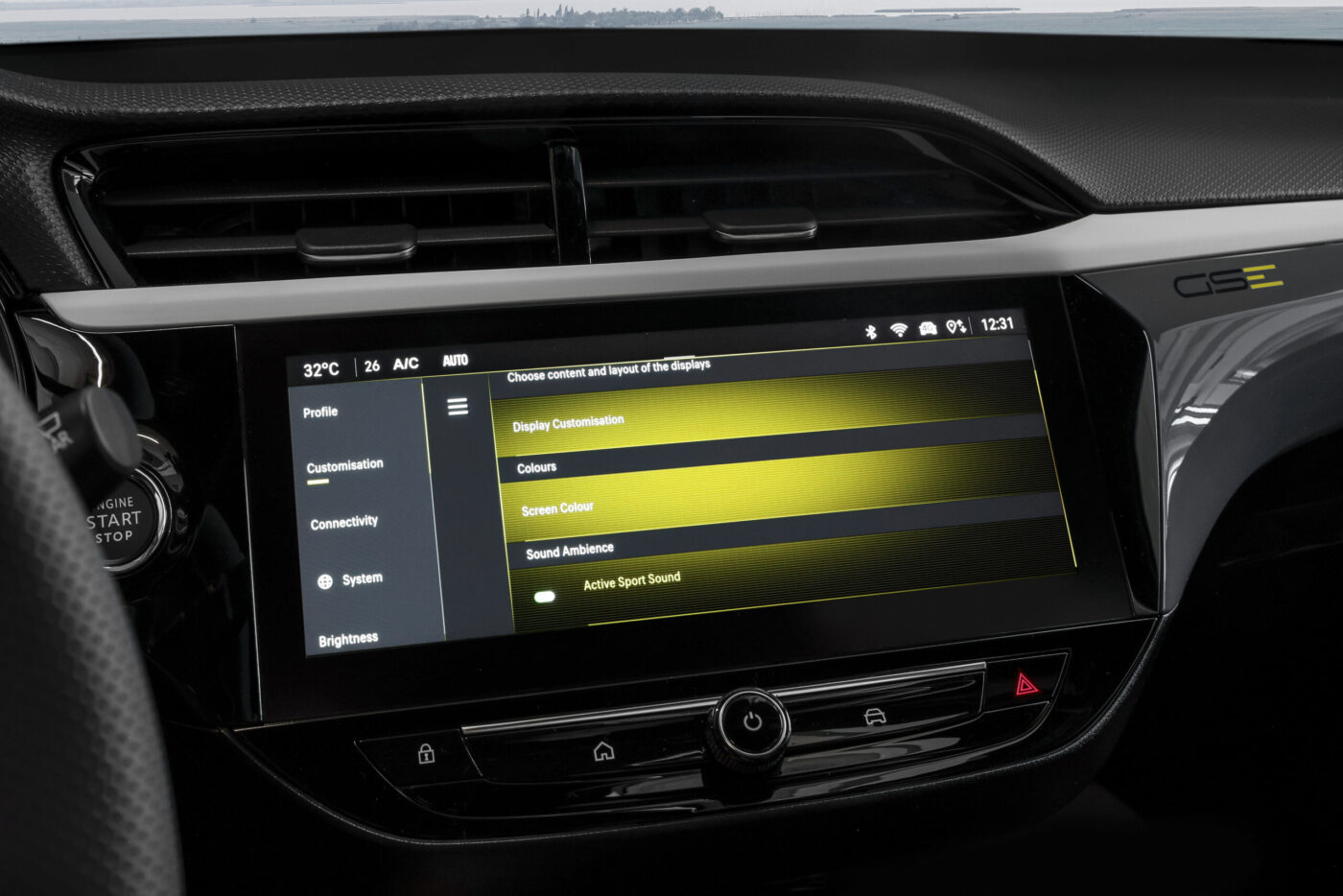 Infotainment-Display des Opel Corsa GSE zeigt Customisation-Menü mit gelbem Screen-Colour-Akzent