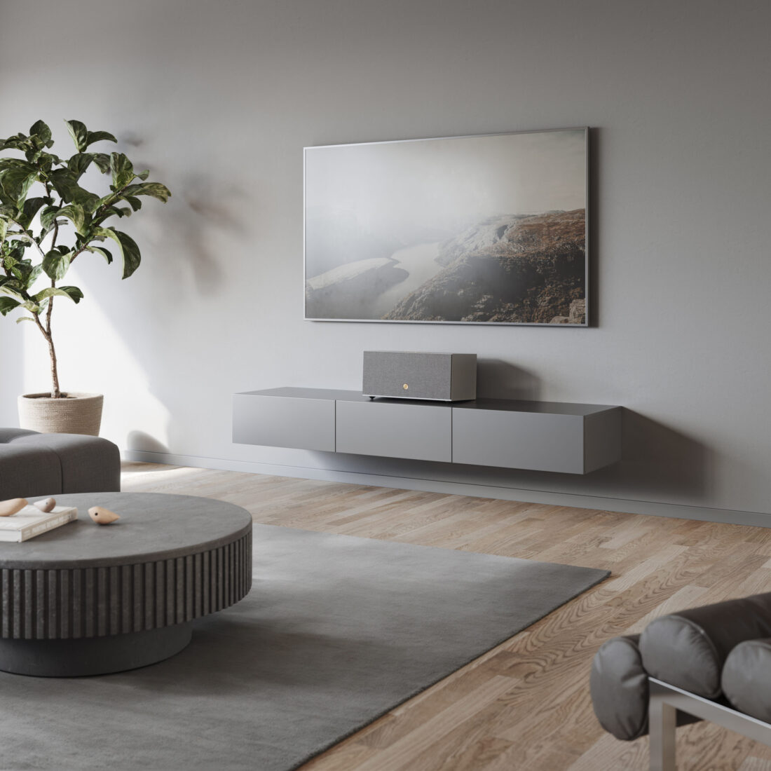 Audio Pro Lautsprecher auf grauem Wandsideboard unter wandmontierten TV im minimalistischen Wohnzimmer