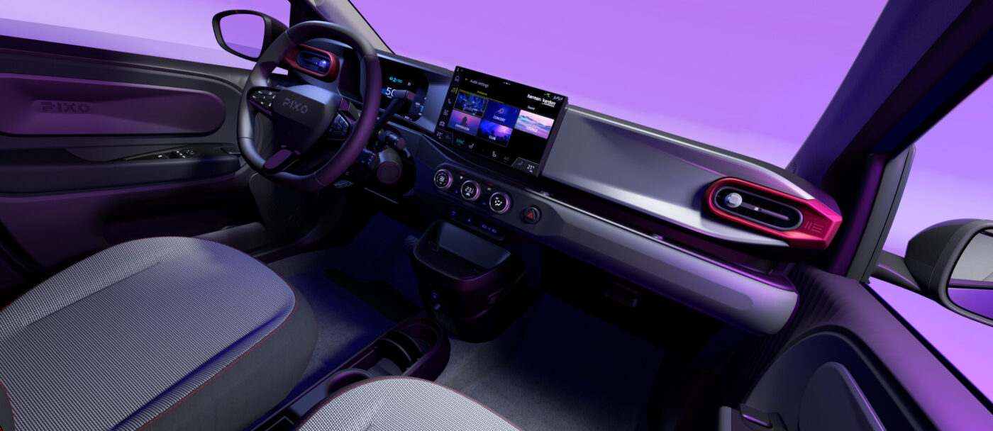 Nissan Pixo Innenraum mit Touchscreen-Infotainment, PIXO-Lenkrad und Harman-Kardon-Audiosystem