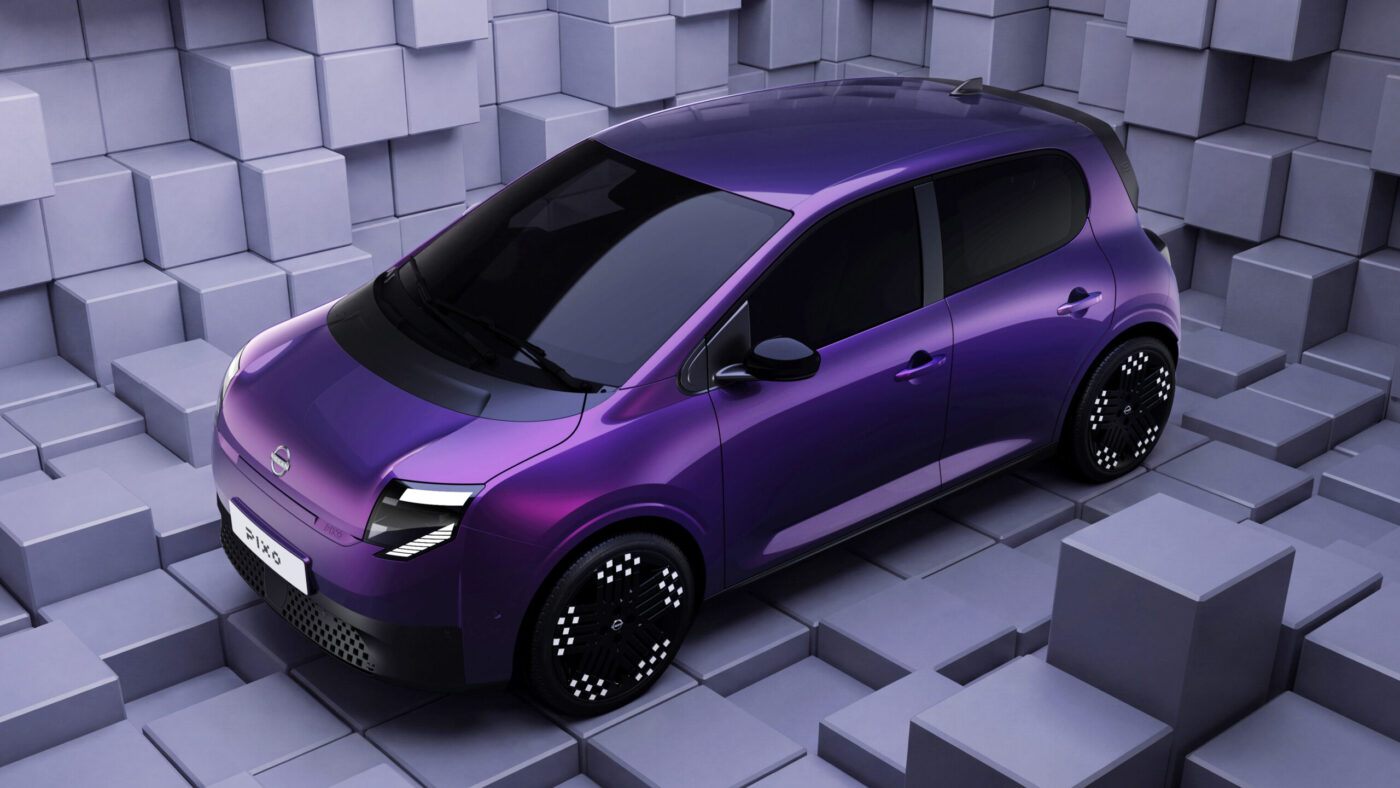 Nissan Pixo Elektro-Stadtwagen in Violett, Draufsicht vor geometrischem Würfel-Studiohintergrund