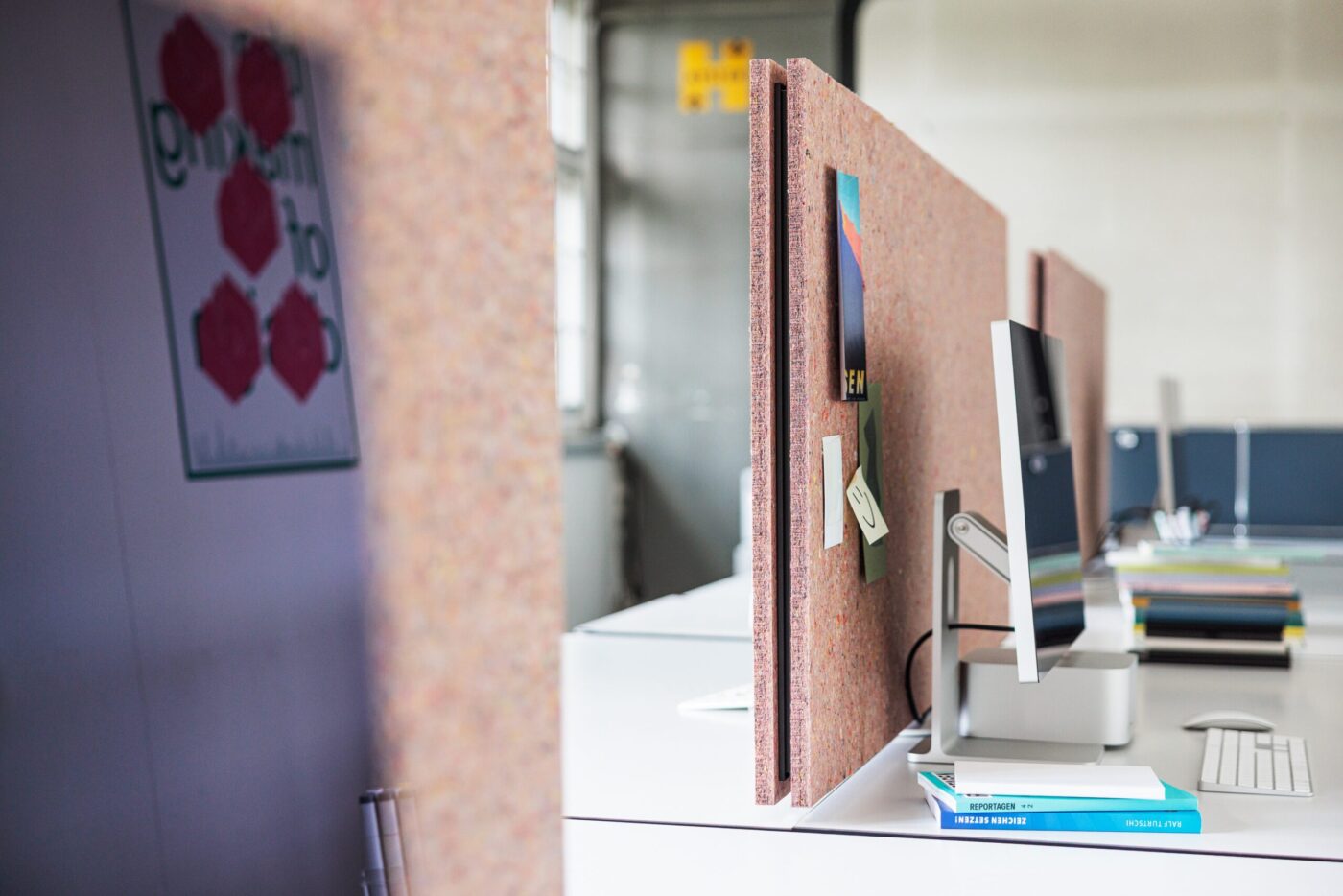 Akustikpaneele aus Resttextilien als Schreibtischtrennwände in modernem Büro