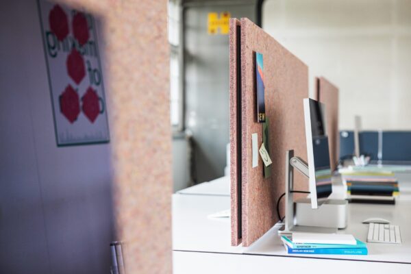 Akustikpaneele aus Resttextilien als Schreibtischtrennwände in modernem Büro