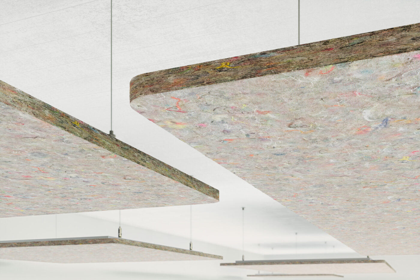 Acoustic Fiber Ceiling Recycled: Deckenpaneele aus Resttextilien mit bunten Fasern, von unten fotografiert