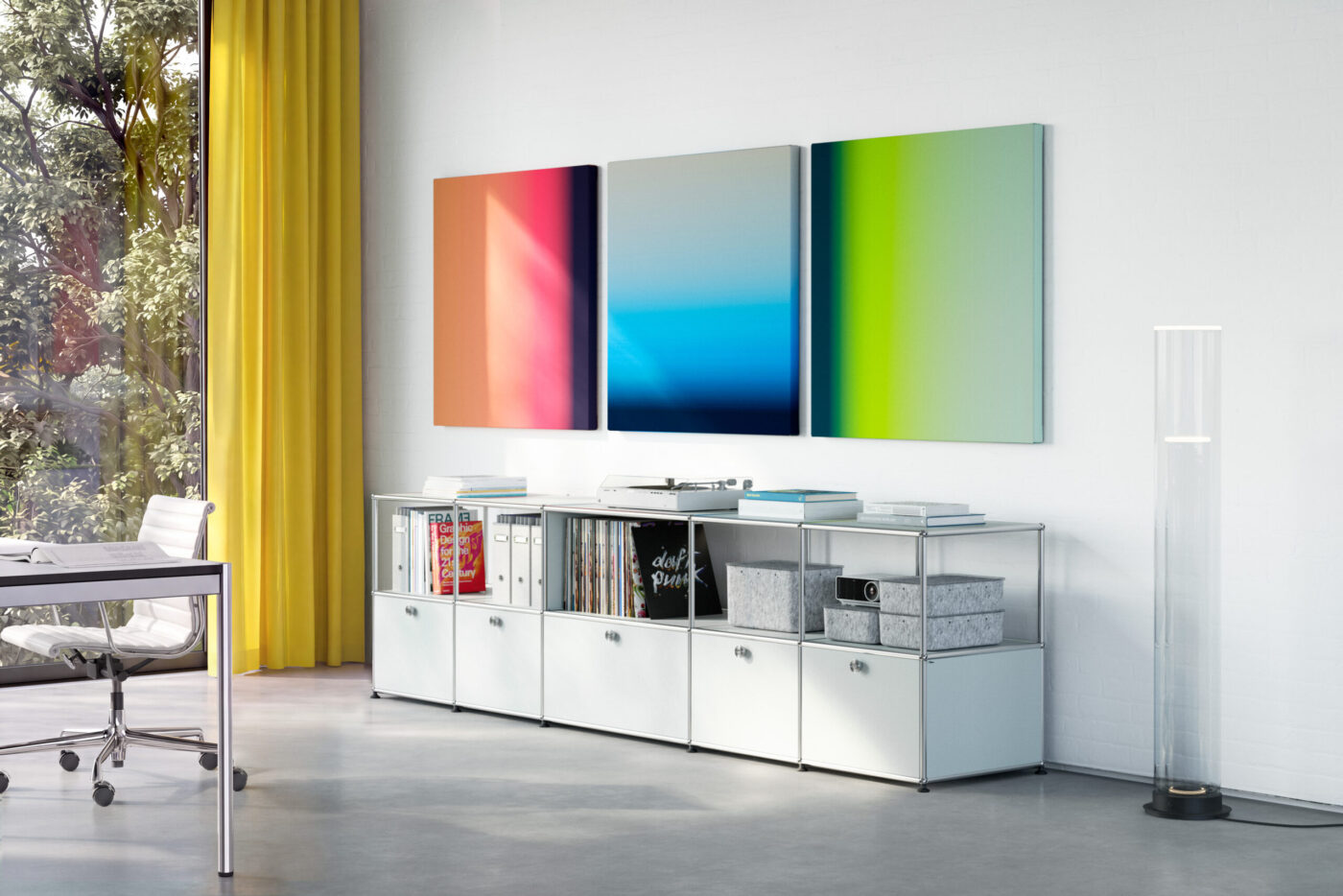 Drei Calvaro-Flow-Akustikwandpaneele mit digitalem Farbverlauf über einem weißen Sideboard im Büro