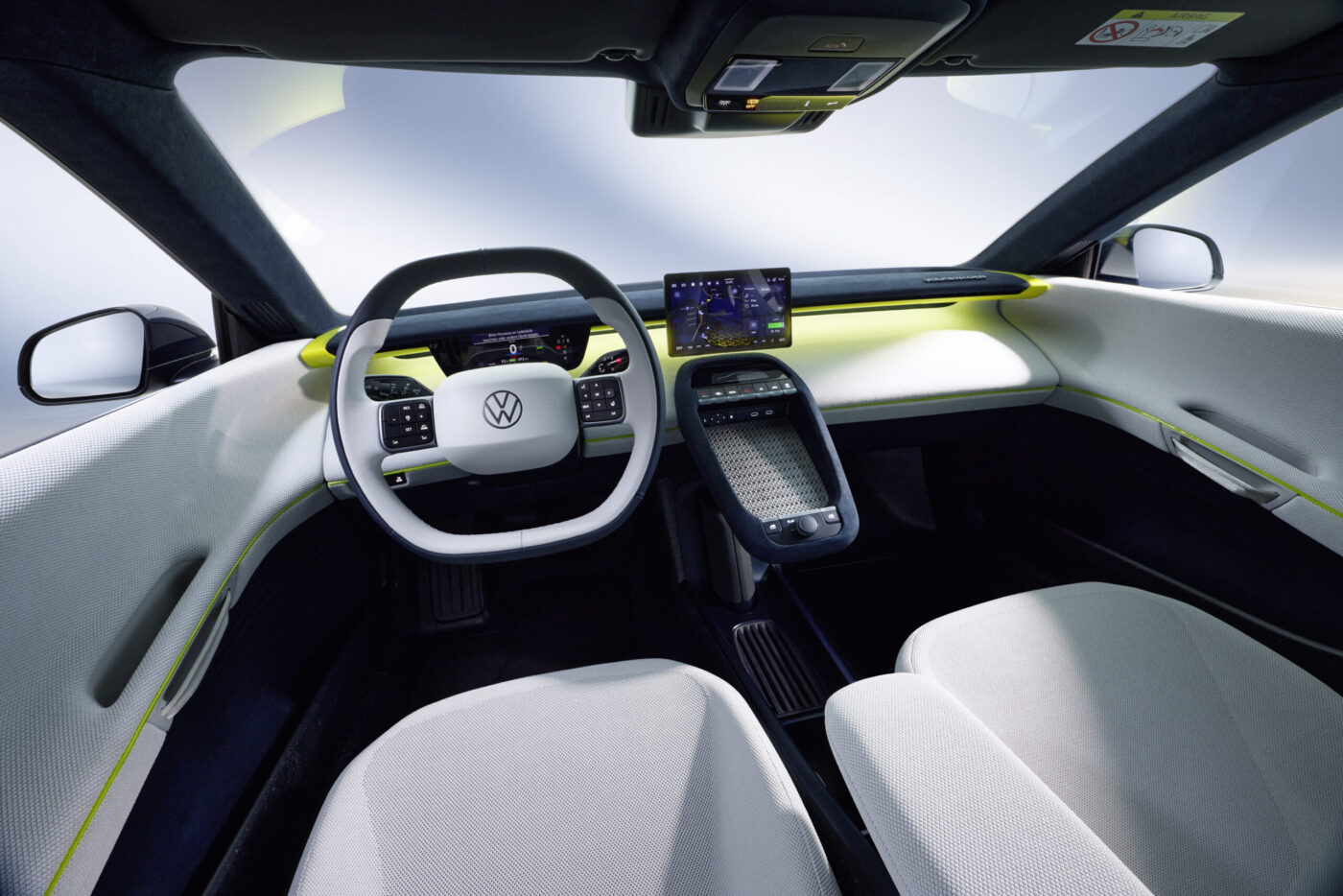 VW Mission Efficiency Cockpit mit eckigem Lenkrad, zentralem Touchscreen und gelbgrünen Akzentlinien