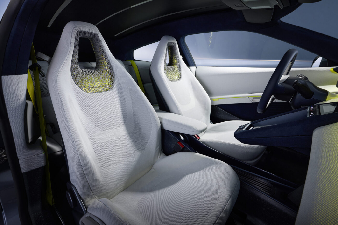 VW Mission Efficiency Interieur mit weißen Schalensitzen und gitterförmigen Kopfstützen in Neongelb