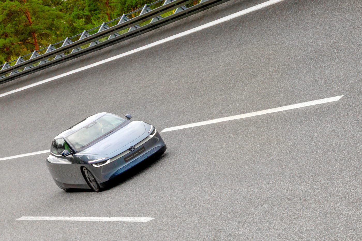 VW Mission Efficiency Prototyp fährt auf Autobahn, Vogelperspektive, aerodynamisches Coupé in Dunkelgrau
