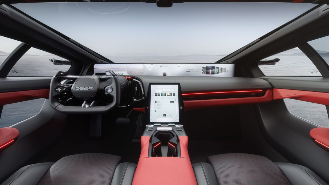 Cockpit des CEER EXOBOT mit Panorama-Display, CEER-Lenkrad und rotem Interieur