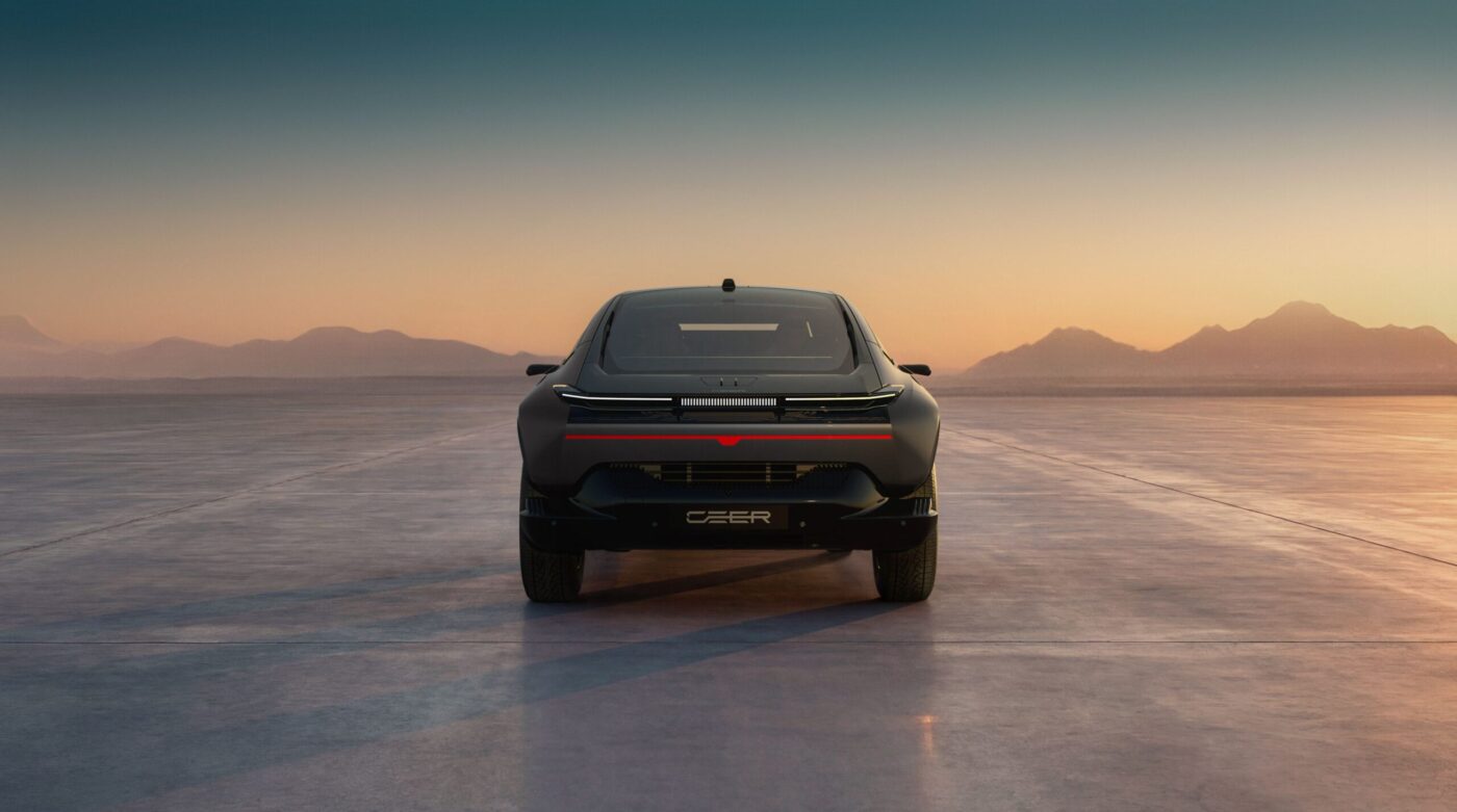 CEER EXOBOT SUV in Schwarz, Heckansicht mit rotem Lichtband, vor Bergpanorama bei Sonnenuntergang