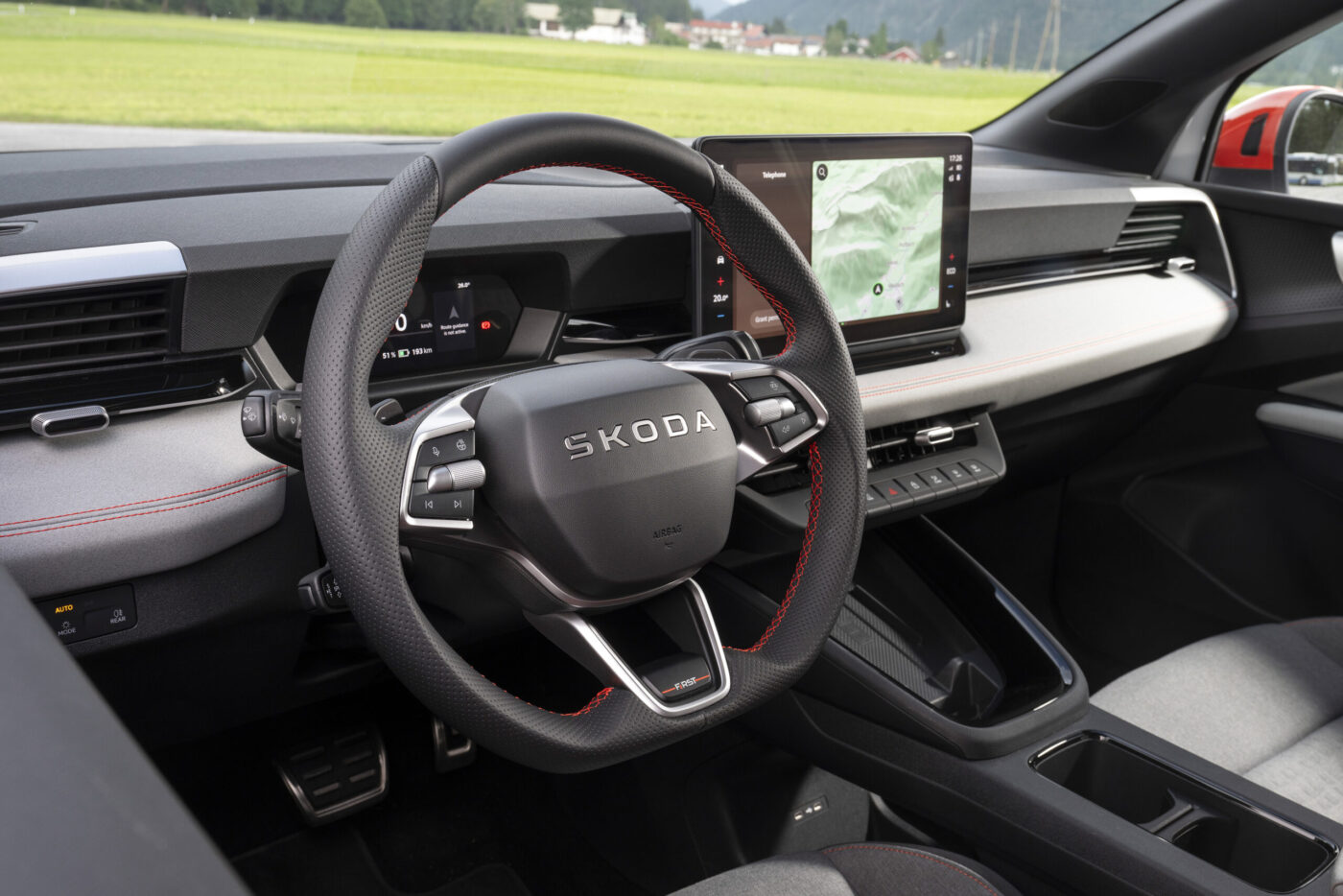 Škoda Epiq Cockpit mit Sportlenkrad, Digitalinstrument und zentralem Touchscreen mit Navigationskarte