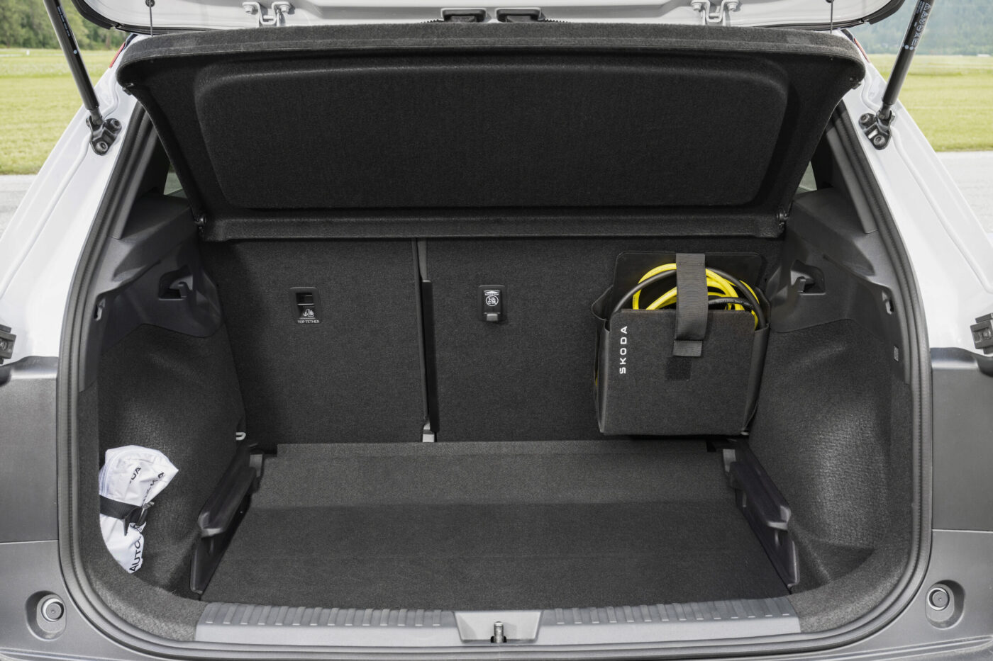 Škoda Epiq Kofferraum mit geöffneter Heckklappe und Ladekabel-Tasche