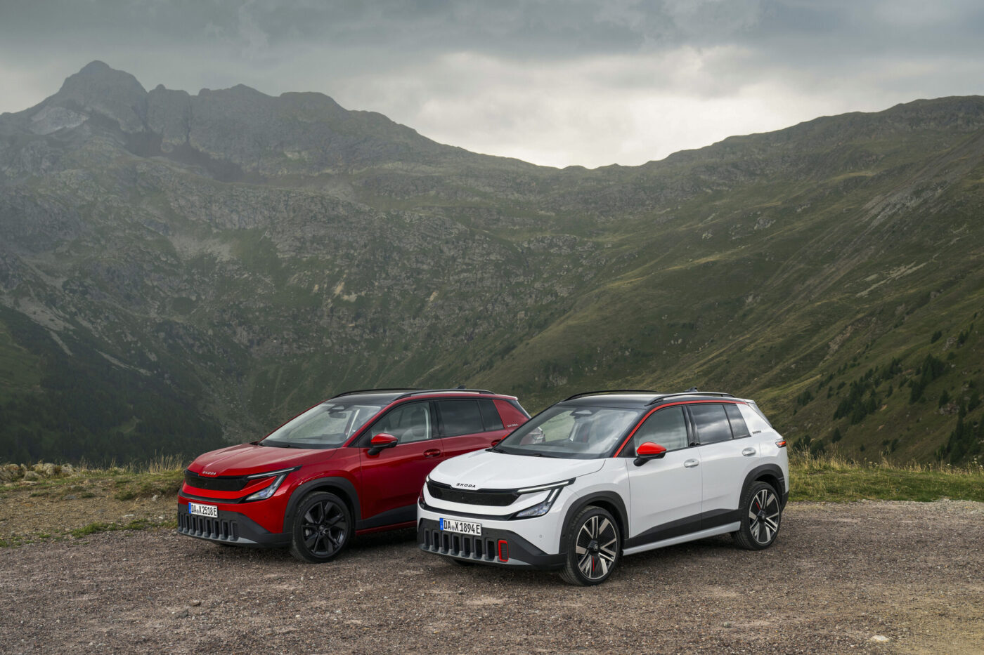 Škoda Epiq in Rot und Weiß vor alpiner Bergkulisse – das neue B-Segment-Elektro-SUV ab 25.900 Euro