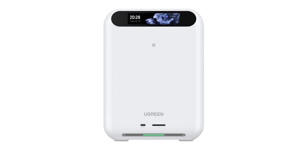 Ugreen HomeAgent HA100 von vorne: weißes Gehäuse mit Display, NFC, USB-C, SD-Slot und grünem LED-Balken