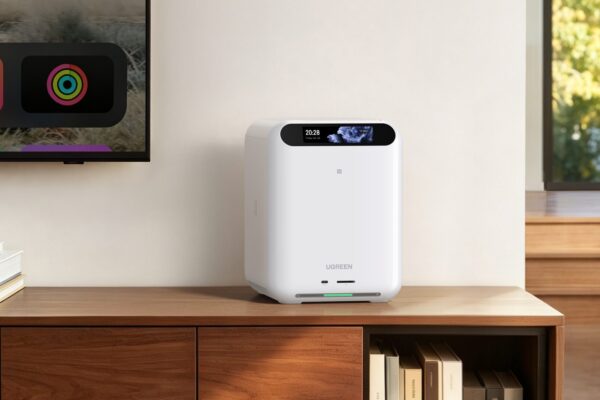 Ugreen HomeAgent HA100 auf Wohnzimmer-Sideboard mit Display-Streifen und grüner Status-LED