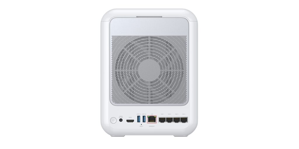 Rückseite des Ugreen HomeAgent mit Lüftungsgitter, USB-, HDMI-, LAN- und vier PoE-Ports