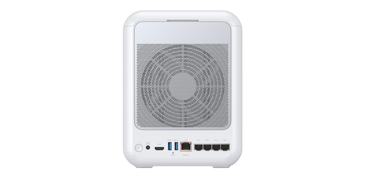 Rückseite des Ugreen HomeAgent mit Lüftungsgitter, USB-, HDMI-, LAN- und vier PoE-Ports