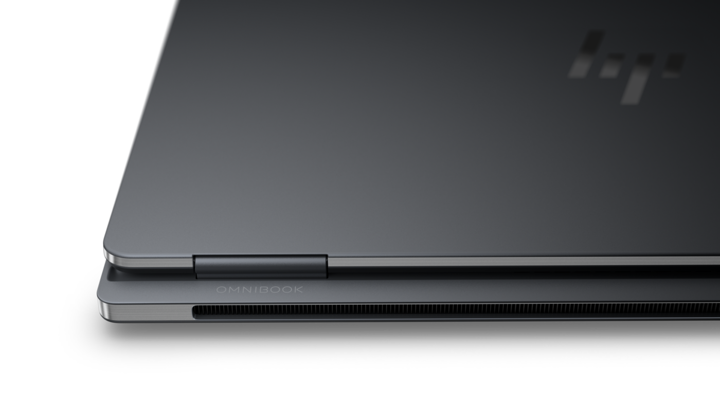 HP OmniBook Ultra 16: Scharnier und Gehäuserand des geschlossenen Laptops in Dunkelgrau