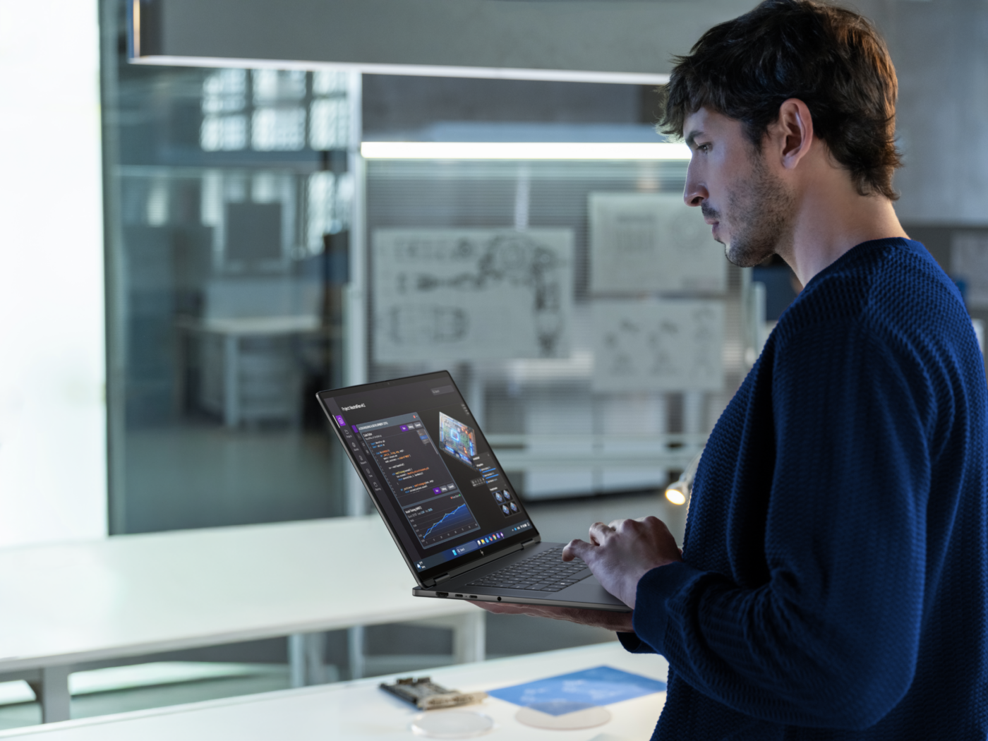 Mann hält HP OmniBook Ultra 16 stehend im Büro, Display zeigt KI-Dashboard mit Datenanalyse