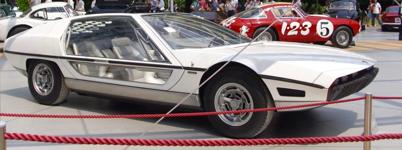 Weißes Konzeptauto mit futuristischer Glaskanzel auf einer Automobilausstellung