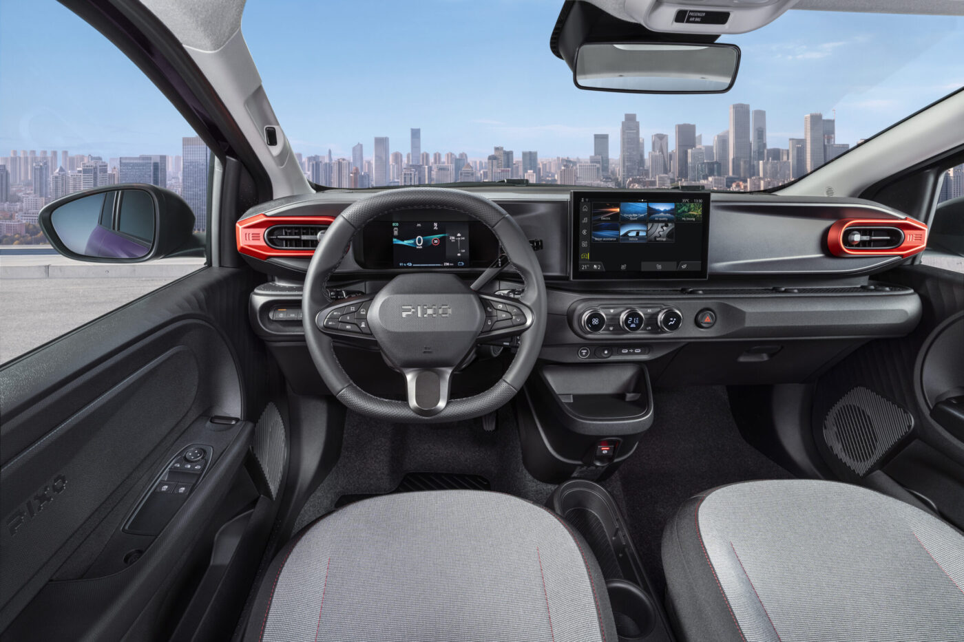 Cockpit des neuen Nissan Pixo mit Lenkrad, Digitalinstrument und zentralem Touchscreen