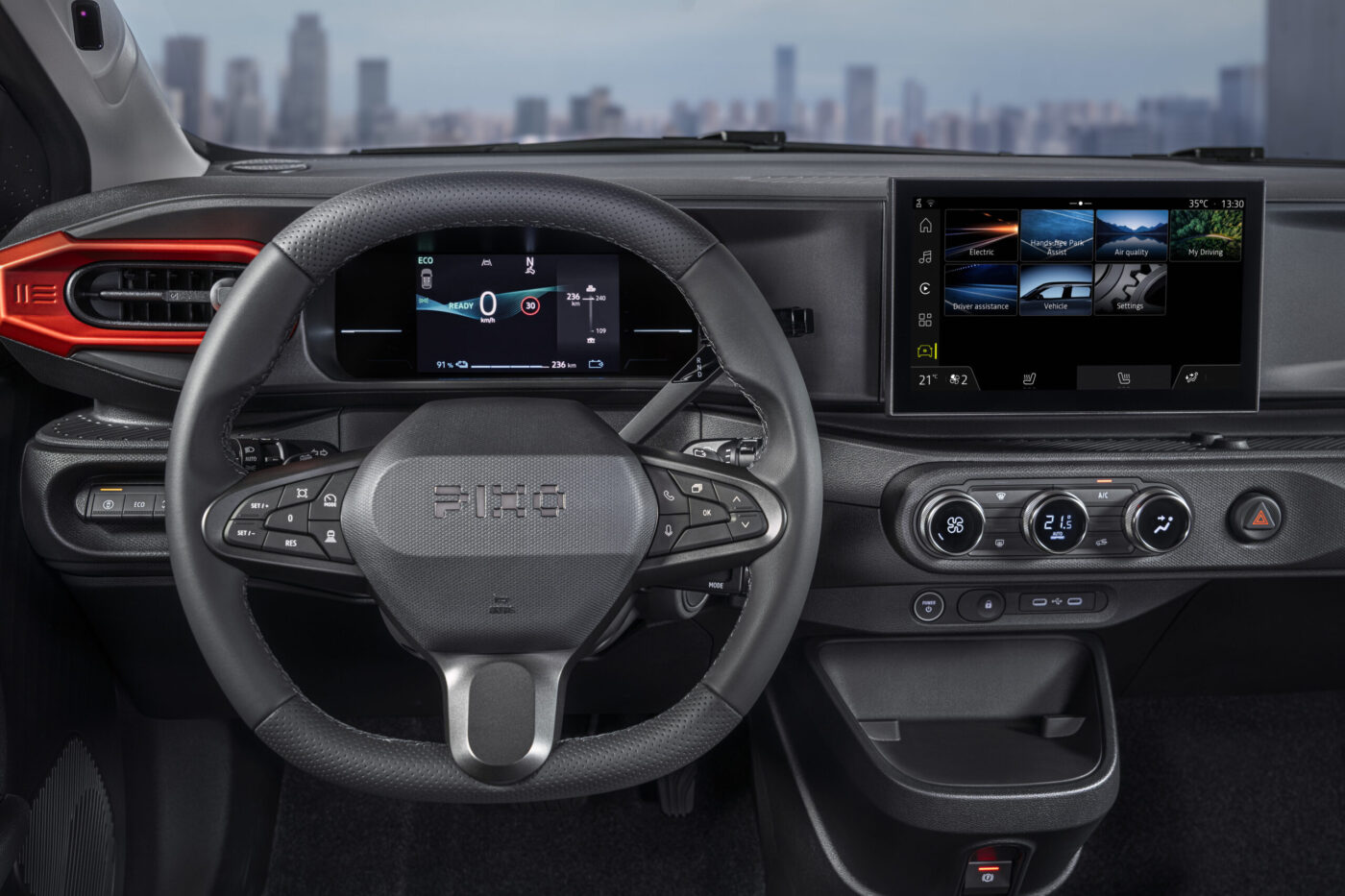 Nissan Pixo Cockpit mit Lenkrad, Digitalinstrumenten und Touchscreen-Infotainment