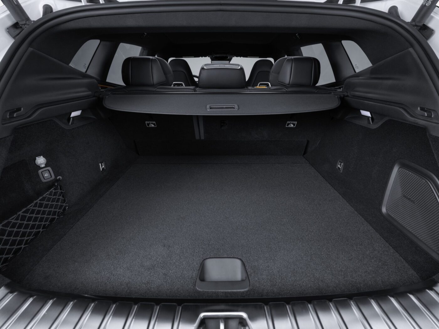 Leerer Kofferraum des Polestar 4 SUV mit Laderaumabdeckung und dunklem Velours-Boden