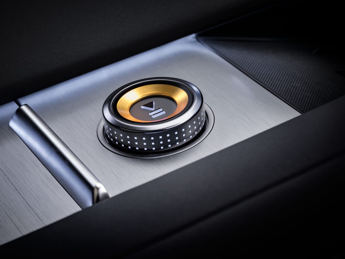 Beleuchteter Fahrstufen-Drehregler im Polestar 4 SUV mit orangem Ring auf Aluminiumkonsole