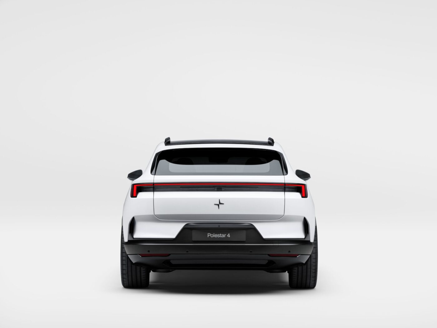 Polestar 4 SUV in Weiß von hinten: durchgehendes Rücklichtband, Dachreling, Polestar-Logo