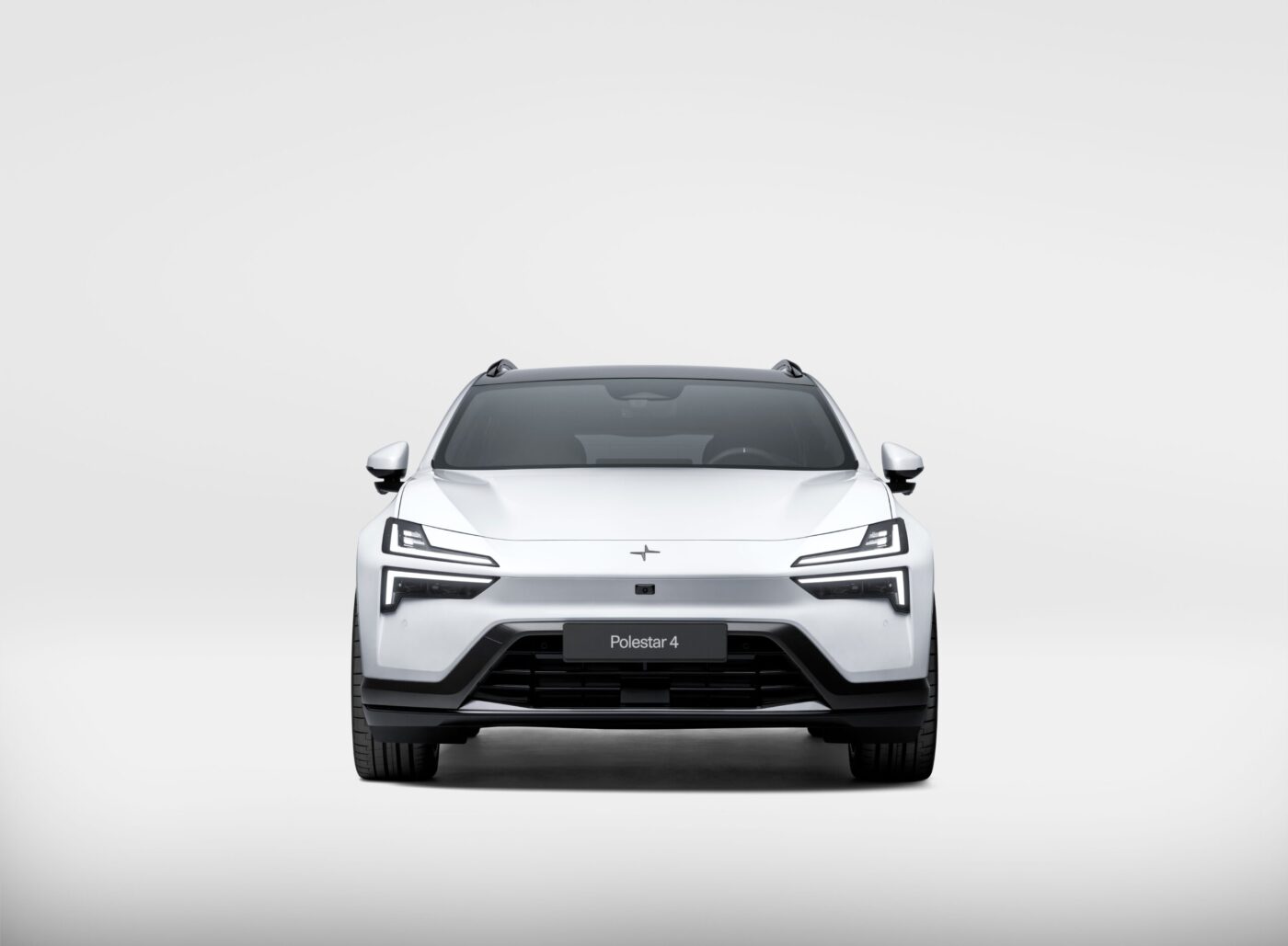 Polestar 4 SUV in Weiß, Frontansicht mit LED-Tagfahrlicht und schwarzer Frontschürze