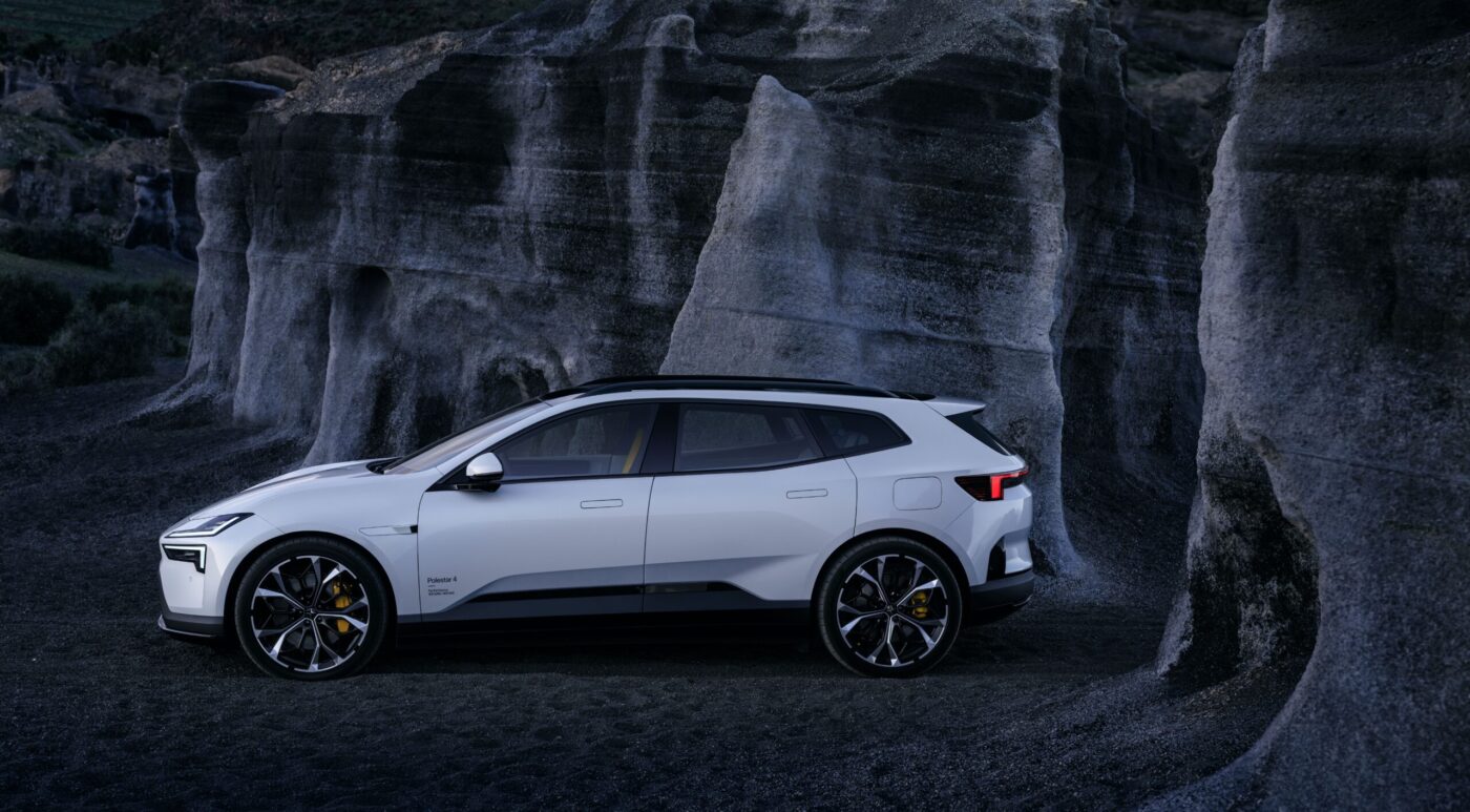 Polestar 4 SUV in Weiß, Seitenprofil vor Felslandschaft, mit schwarzem Dach und gelben Bremssätteln