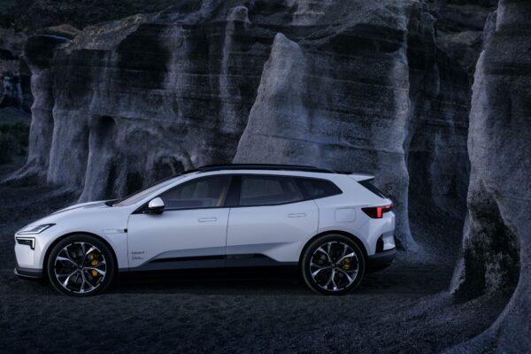 Polestar 4 SUV in Weiß, Seitenprofil vor Felslandschaft, mit schwarzem Dach und gelben Bremssätteln