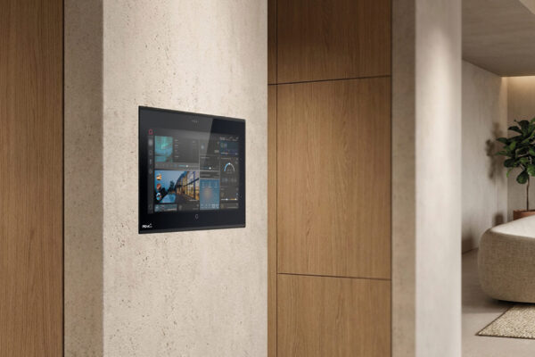 PEAKnx Control 12 KNX-Touchpanel in Betonwand eines modernen Wohnraums mit Smart-Home-Dashboard