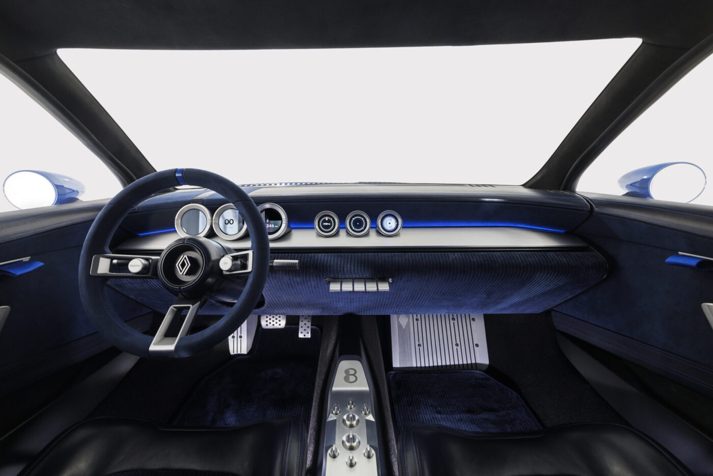 Cockpit des Renault 8 Gordini Concept mit Rundinstrumenten, blauem Velours-Armaturenbrett und Renault-Lenkrad