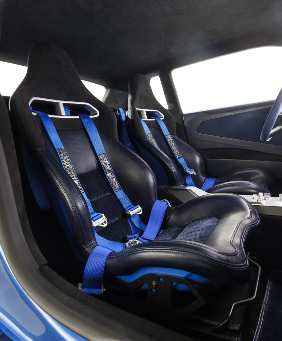 Zwei schwarze Renault 8 Gordini Concept Schalensitze mit blauen Vierpunkt-Rennsicherheitsgurten