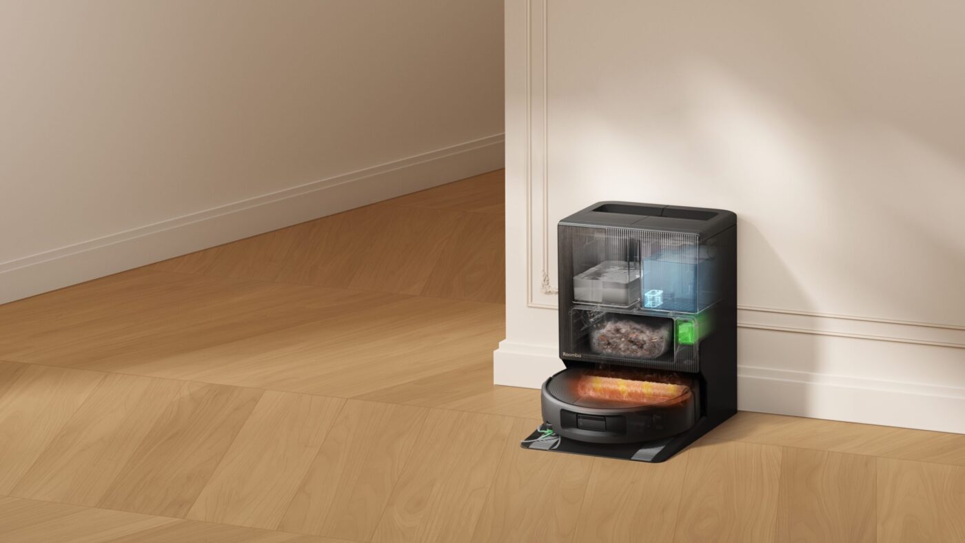 iRobot Roomba Max 875 Combo in AutoWash Dock-Station, Cutaway zeigt Wassertank und Schmutzsammler