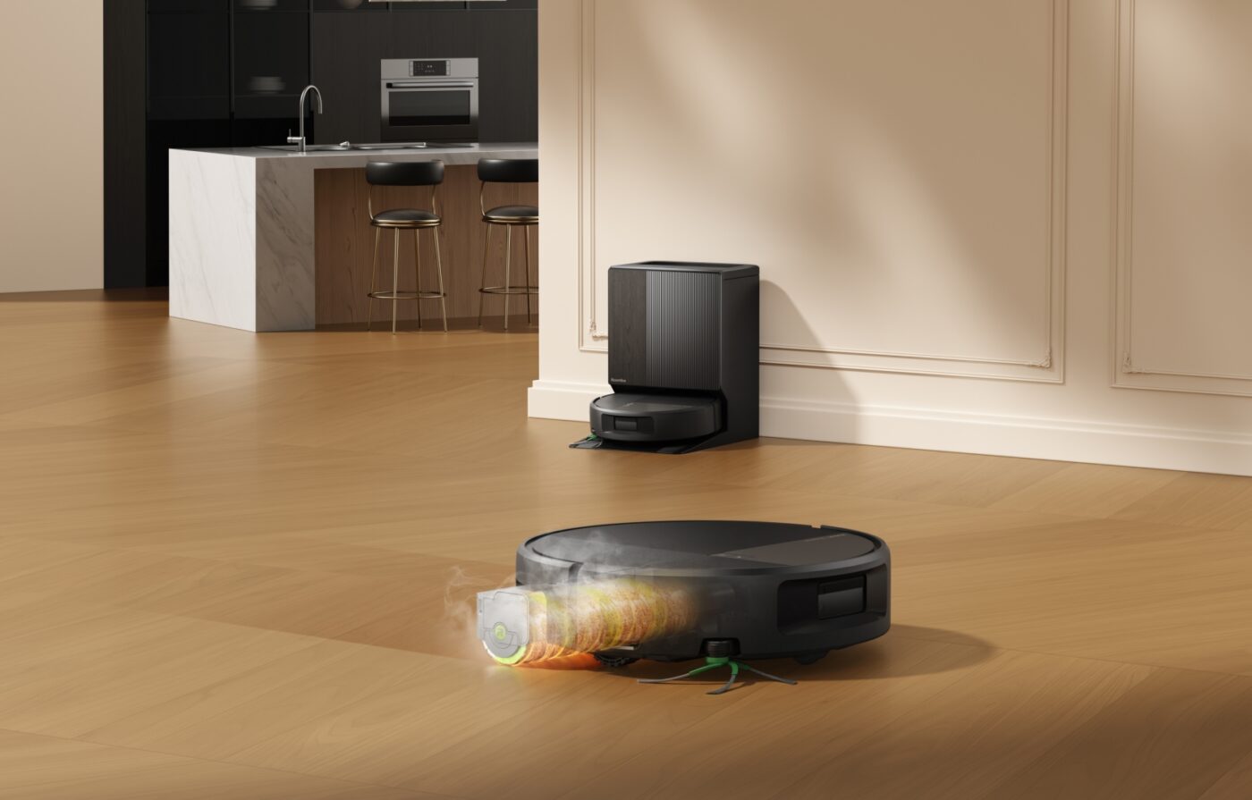 iRobot Roomba Max 875 Combo wischt Holzparkett mit beheiztem ThermaMist-Nebel, AutoWash Dock im Hintergrund