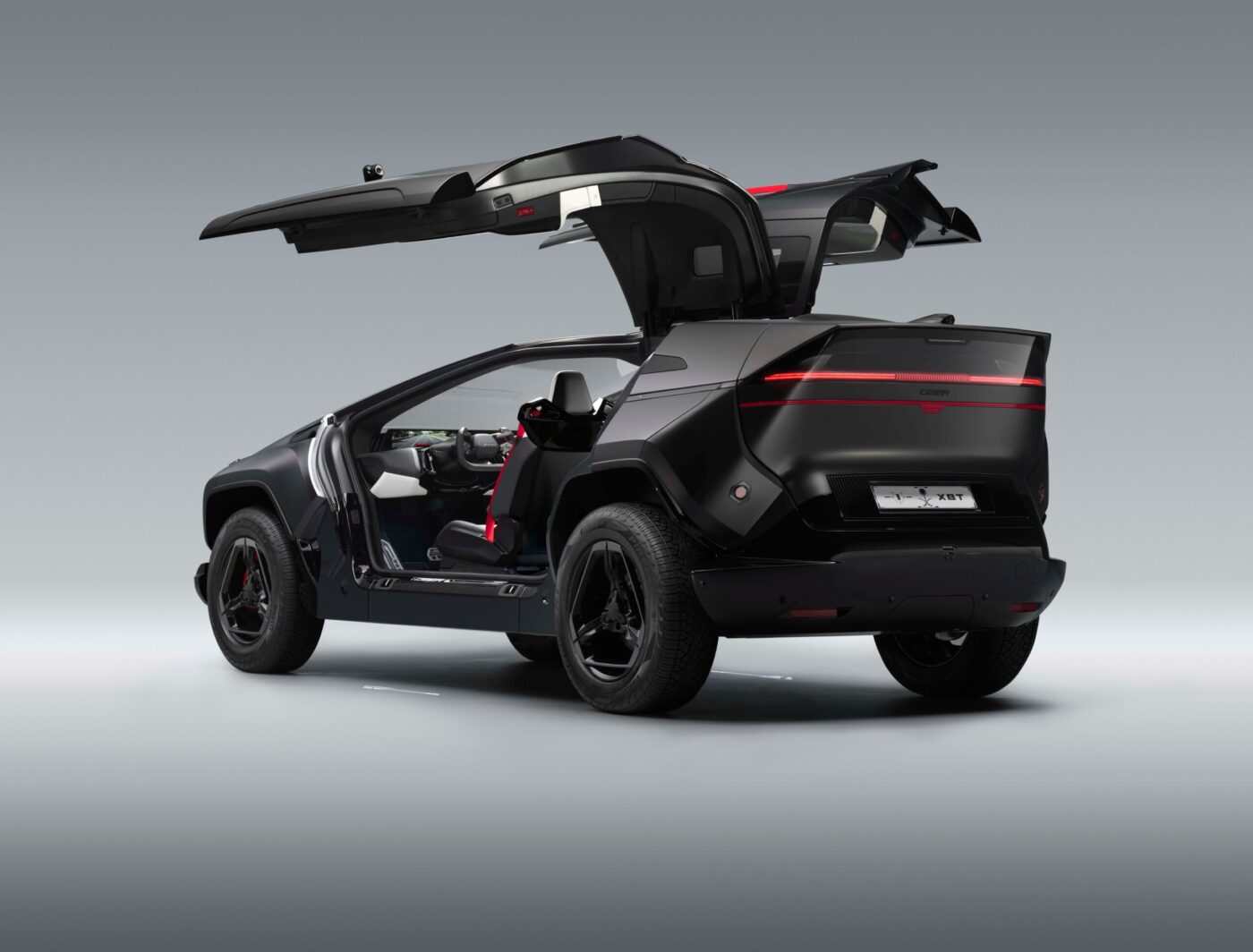 CEER EXOBOT SUV mit geöffneten Falcon-Wing-Türen, schwarze Karosserie, rote Rücklichter, Studioaufnahme