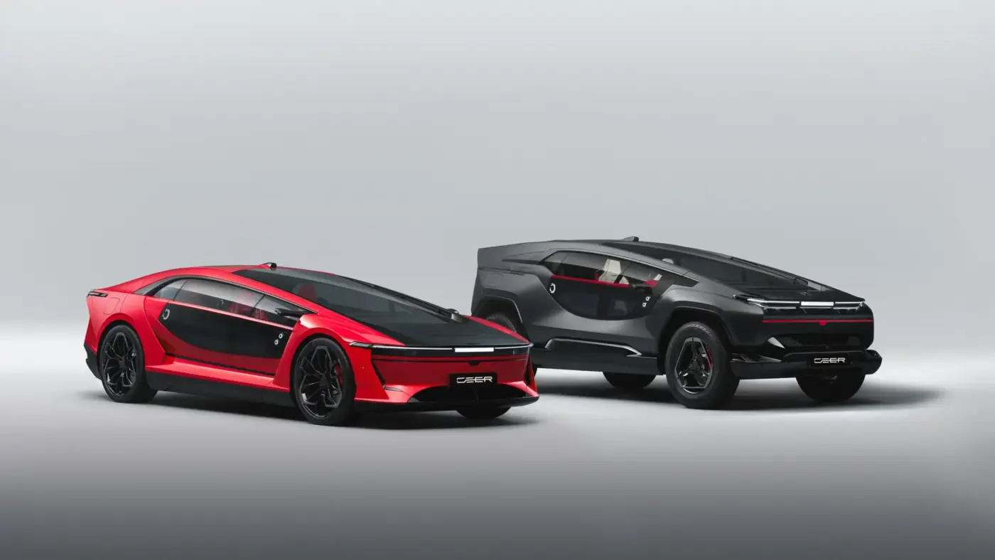 CEER EXOBOT Limousine in Rot und EXOBOT SUV in Schwarz nebeneinander im Studio