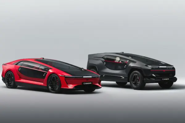 CEER EXOBOT Limousine in Rot und EXOBOT SUV in Schwarz nebeneinander im Studio