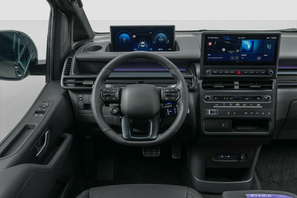 Hyundai STARIA Elektro Cockpit mit digitalem Kombiinstrument und großem Infotainment-Touchscreen