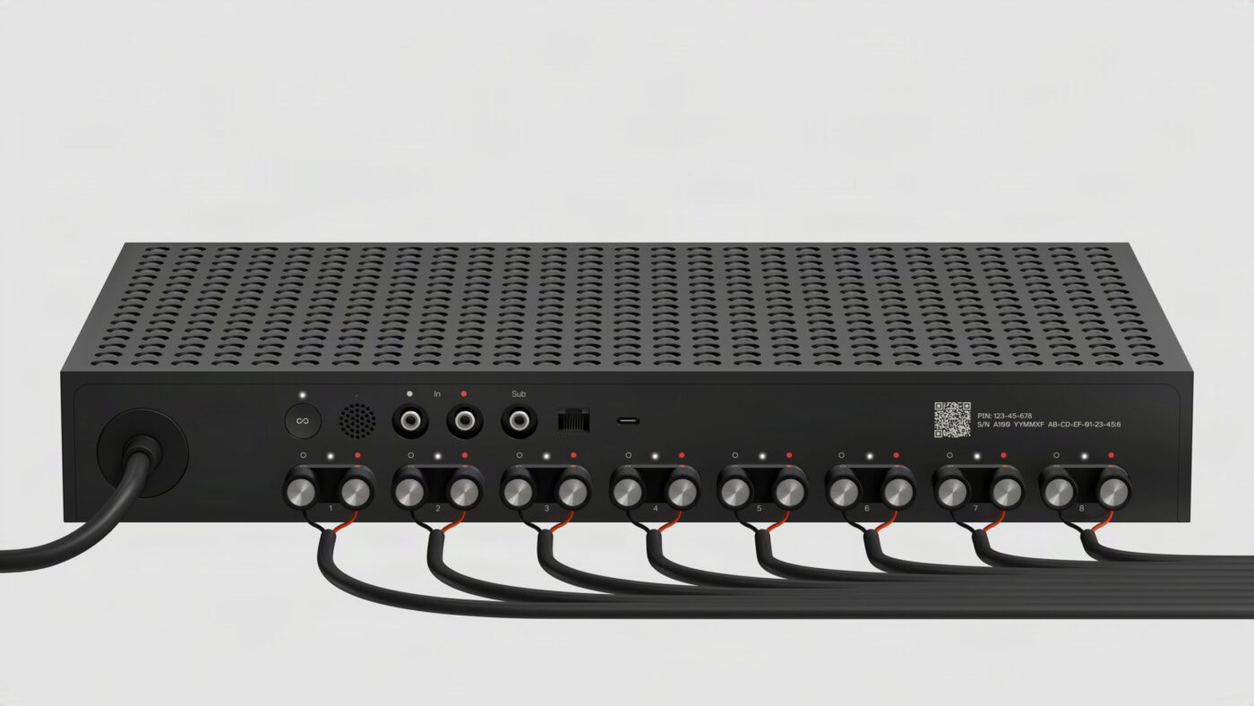 Sonos Amp mit 8 Kanal-Reglern und angeschlossenen Lautsprecherkabeln, Schrägansicht