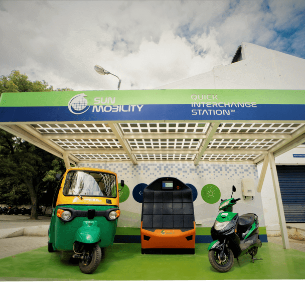 SUN Mobility Quick Interchange Station mit Elektro-Tuk-Tuk und E-Scooter an einem Batteriewechselpunkt
