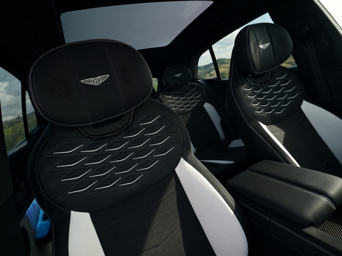 Schwarze Bentley-Torcal-Ledersitze mit Rautenmuster-Steppung und Bentley-Logo auf den Kopfstützen