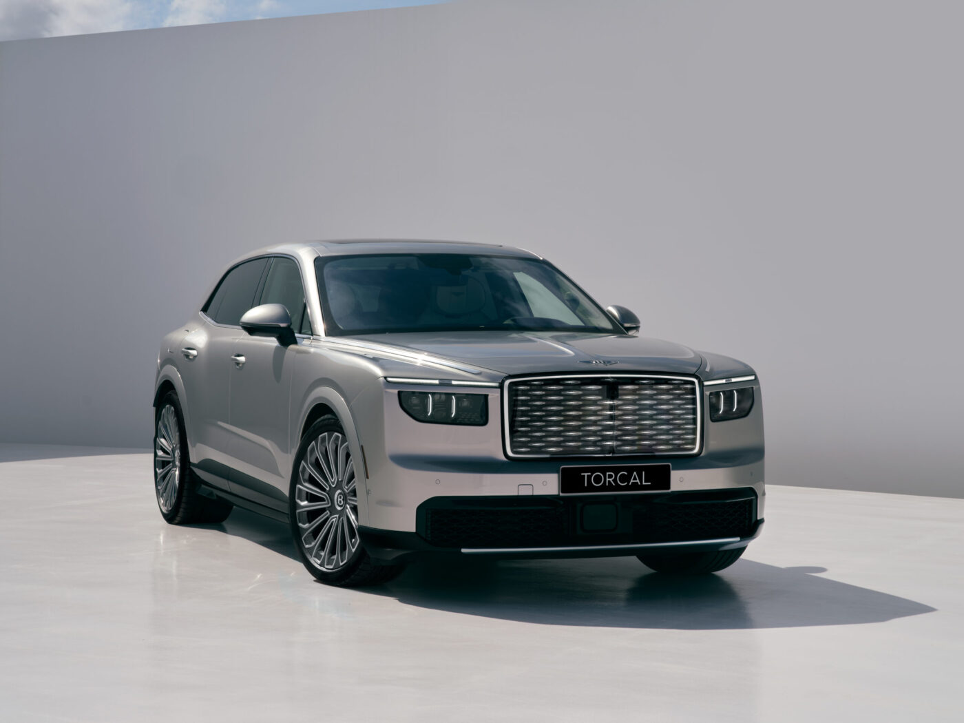 Bentley Torcal Elektro-SUV in Silber, schräge Frontansicht im Studio